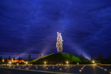 Rzhev, Rusya - 20 Ağustos 2020: Rzhev Anıtı 'ndan Sovyet Askerine. Gece