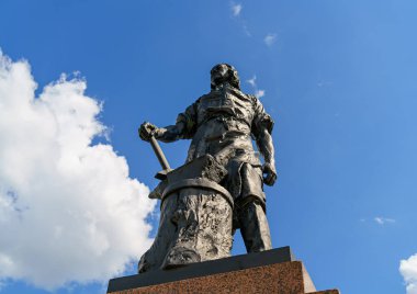 Tula, Rusya - 22 Ağustos 2020: Tula silah fabrikasının yakınındaki I. Peter Anıtı