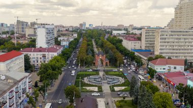 Krasnodar, Rusya - 27 Ağustos 2020: Alexandrovsky Bulvarı. Kutsal Büyük Şehit Catherine 'in fıskiyeli anıtı. Zafer Kemeri. Hava görüntüsü, Hava Görüntüsü  