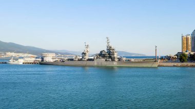 Novorossiysk, Rusya - 16 Eylül 2020: Kruvazör Mikhail Kutuzov. Merkezi Donanma Müzesi adını İmparator Büyük Peter 'dan almıştır.  