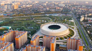 Krasnodar, Rusya - 29 Ağustos 2020: Krasnodar Stadyumu, Krasnodar Parkı 'nda bulunan bir futbol stadyumu. Gün batımı zamanı, Hava Görüntüsü  