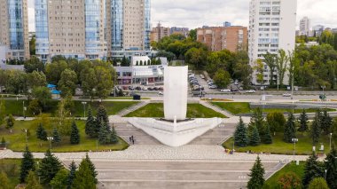 Samara, Rusya - 20 Eylül 2020: Stella Rook. Volga Nehri 'nin kıyısında, Aerial View  