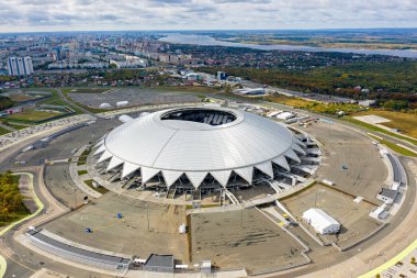 Samara, Rusya - 20 Eylül 2020: Dayanışma Arena (Nisan 2021 'e kadar Samara Arena), 2018 FIFA Dünya Kupası için özel olarak inşa edilen futbol stadyumu. Hava görüntüsü. Düş