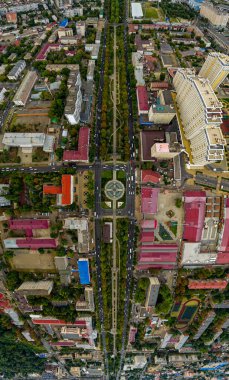 Krasnodar, Rusya - 27 Ağustos 2020: Yazın şehrin havadan görüntüsü. Kızıl Cadde (Krasnaya)