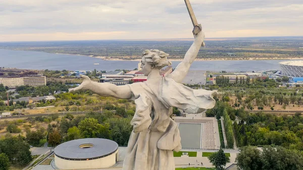 ロシアのヴォルゴグラード 彫刻の夕景祖国の呼び出し ヴォルゴグラードのママエフ クルガンについてです 曇り空 空の景色 — ストック写真