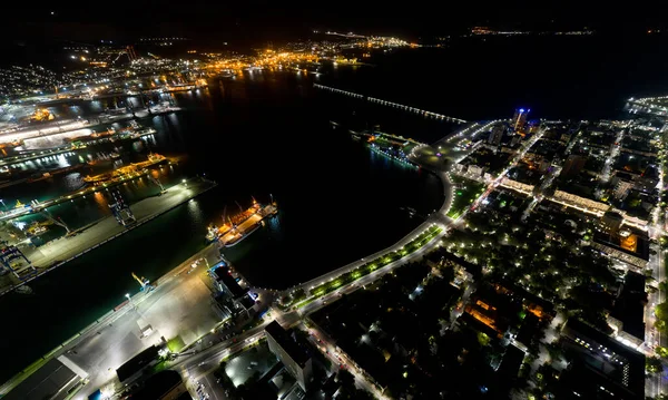 ロシアのノヴォロシスク 街の中心部 ノヴォロシスク湾の港 夜の空中風景 — ストック写真