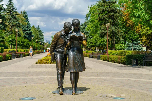 Krasnodar Russia August 2020 Students Shurik Lida Genre Sculpture Red — Stock Photo, Image