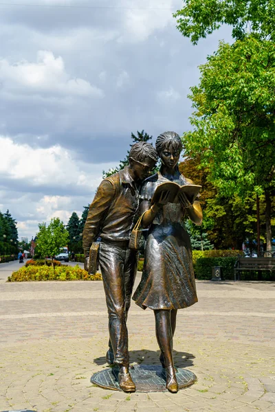 Krasnodar Russia August 2020 Students Shurik Lida Genre Sculpture Red — Stock Photo, Image