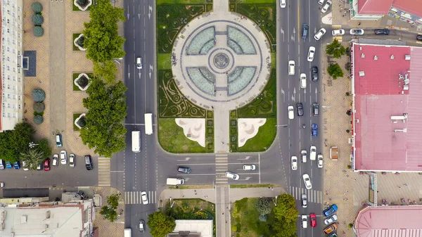ロシアのクラスノダール 2020年8月27日 アレクサンドロフスキー大通り 噴水のある聖殉教者キャサリンへの記念碑 空中ビュー 空中ビュー ヘッドオーバーショット — ストック写真