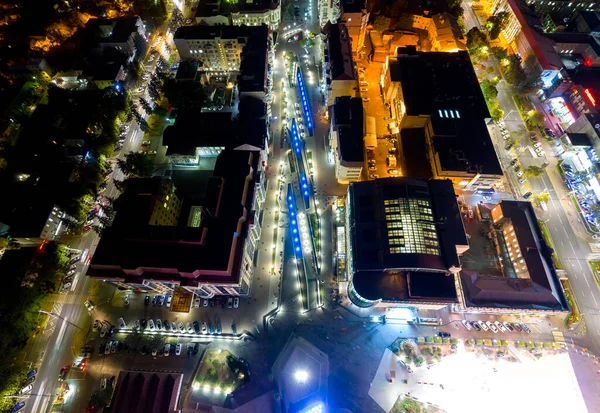 Stavropol ロシア 2020年9月17日 夜の市内中心部の空中ビュー 噴水のカスケード 夜市灯 — ストック写真
