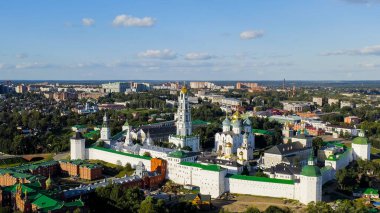 Sergiev Posad, Rusya. Trinity-Sergius Lavra, Rus Ortodoks Kilisesi 'nin en büyük erkek manastırıdır. Sergiev Posad şehrinin merkezinde yer almaktadır. Gün batımı ışığı, Hava Görünümü  