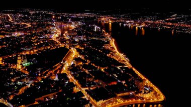 Astrakhan, Rusya. Geceleri Astrakhan şehrinin manzarası. Volga nehir seti, Hava Görüntüsü  