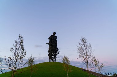 Rzhev, Rusya - 20 Ağustos 2020: Rzhev Anıtı, 1942-1943 yılları arasında Rzhev yakınlarında ölen Sovyet askerlerinin anısına adanmıştır. İyi akşamlar.