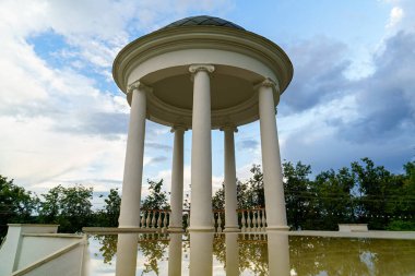 Kostroma, Rusya - 12 Ağustos 2020: Ostrovsky 's Gazebo. Volga seti