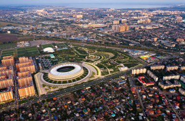 Krasnodar, Rusya - 29 Ağustos 2020: Krasnodar Park, Krasnodar Arena Stadyumu, gün batımından sonra. Hava görünümü