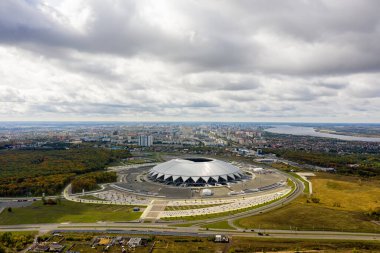 Samara, Rusya - 20 Eylül 2020: Dayanışma Arena (Nisan 2021 'e kadar Samara Arena), 2018 FIFA Dünya Kupası için özel olarak inşa edilen futbol stadyumu. Hava görüntüsü. Düş