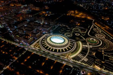 Krasnodar, Rusya - 26 Ağustos 2020: Krasnodar - Krasnodar şehrindeki bir futbol stadyumu. Halk Parkı Krasnodar (Galitsky Parkı). Gece hava görüntüsü