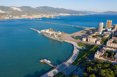 Novorossiysk, Rusya - 16 Eylül 2020: Şehrin merkezi bölümü. Novorossiysk Körfezi 'nde bir liman. Kruvazör 