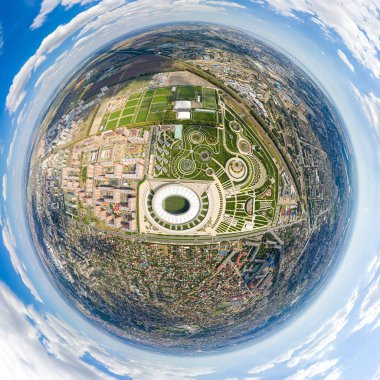 Krasnodar, Rusya - 29 Ağustos 2020: Pakr Krasnodar ve Krasnodar Futbol Stadyumu. Yaz mevsimi, hava manzarası. 360 derece gökyüzü panoramik asteroidi