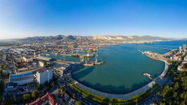 Novorossiysk, Rusya - 16 Eylül 2020: Şehrin merkezi bölümü. Novorossiysk Körfezi 'nde bir liman. Hava görünümü