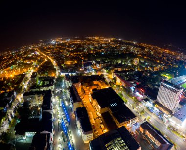 Stavropol, Rusya - 17 Eylül 2020: Şehir merkezinin gece hava görüntüsü. Çeşme çağlayanı. Gece şehir ışıkları