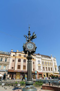 Kazan, Rusya - 5 Ağustos 2020 Bauman Caddesi 'ndeki saat. Tukay Meydanı