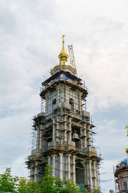 Kostroma, Rusya - 12 Ağustos 2020: Kostroma Kremlin 'de Epiphany Katedrali yapım aşamasında. Çan kulesi