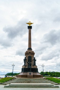 Yaroslavl, Rusya - 14 Ağustos 2020: Strelka Parkı. Yaroslavl 'ın 1000. yıldönümü anıtı