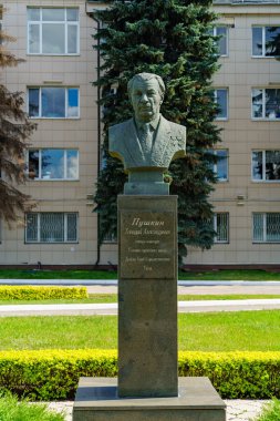 Tula, Rusya - 22 Ağustos 2020: Tula silah fabrikası yakınlarındaki G.A.Puşkin Anıtı