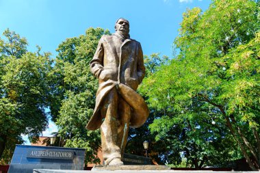 Voronezh, Rusya - 23 Ağustos 2020: A. Platonov Anıtı. Platonovsky Meydanı