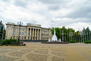Krasnodar, Rusya - 27 Ağustos 2020: Krasnodar Krai Yasama Meclisi. Çeşme