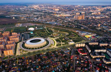 Krasnodar, Rusya - 29 Ağustos 2020: Krasnodar Park, Krasnodar Arena Stadyumu, gün batımından sonra. Hava görünümü
