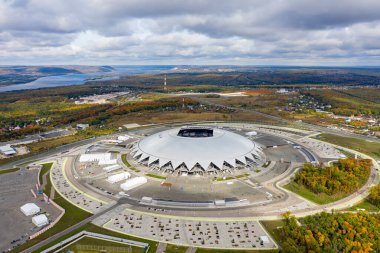 Samara, Rusya - 20 Eylül 2020: Dayanışma Arena (Nisan 2021 'e kadar Samara Arena), 2018 FIFA Dünya Kupası için özel olarak inşa edilen futbol stadyumu. Hava görüntüsü. Düş