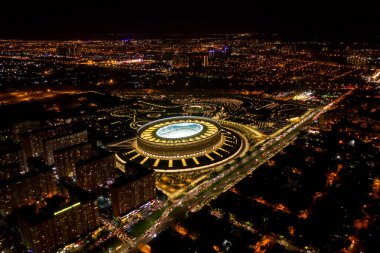 Krasnodar, Rusya - 26 Ağustos 2020: Krasnodar - Krasnodar şehrindeki bir futbol stadyumu. Halk Parkı Krasnodar (Galitsky Parkı). Gece hava görüntüsü