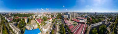 Krasnodar, Rusya - 29 Ağustos 2020: St. Catherine Anıtı Çeşmesi. Krasnaya caddesindeki meydan. Hava görüntüsü. Yaz Panorama 360