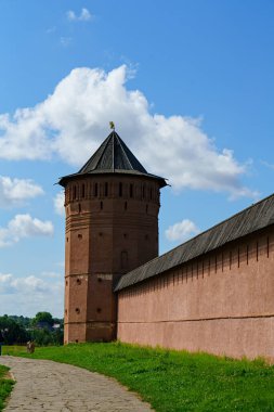 Suzdal, Rusya. Spaso-Evfimiev Manastırı - Erkek Manastırı. Kulesi olan bir duvarın parçası