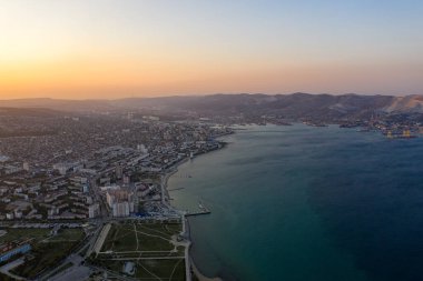 Novorossiysk, Rusya. Şehrin merkezi kısmından. Novorossiysk Körfezi 'ndeki liman. Gün batımı. Hava görünümü