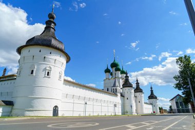 Rostov, Rusya - 17 Ağustos 2020: Odigitrievskaya Kulesi. Rostov Kremlin