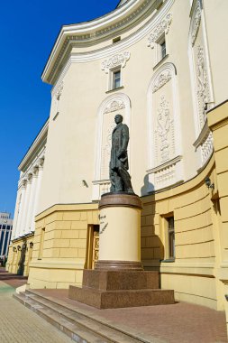 Kazan, Rusya - 6 Ağustos 2020: Kazan 'da Tatar Akademik Devlet Opera ve Bale Tiyatrosu yakınlarındaki şair Gabdulla Tukai anıtı M. Jalil' in adını aldı