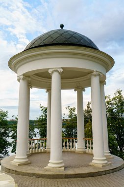 Kostroma, Rusya - 12 Ağustos 2020: Ostrovsky 's Gazebo. Volga seti
