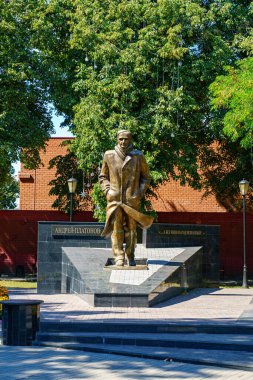 Voronezh, Rusya - 23 Ağustos 2020: A. Platonov Anıtı. Platonovsky Meydanı