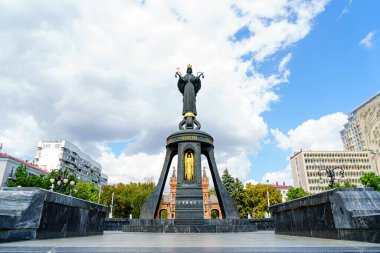 Krasnodar, Rusya - 27 Ağustos 2020: St. Catherine Çeşmesi. Aziz Catherine Anıtı