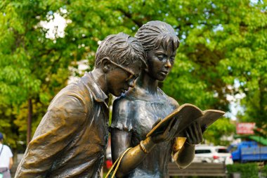 Krasnodar, Rusya - 27 Ağustos 2020: Öğrenciler Shurik ve Lida. Tür heykeli. Kırmızı Cadde