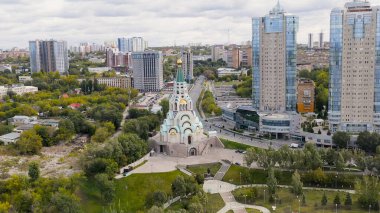 Samara, Rusya - 20 Eylül 2020: Tanrı 'nın Bilgeliği Sophia Katedrali. Volga Nehri 'nin kıyısında, Aerial View  