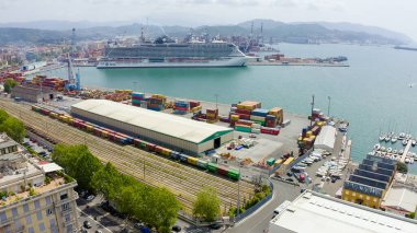 La Spezia, İtalya - 9 Temmuz 2019 Port. Şehrin merkezi kısmından. Hava görüntüsü. Yaz