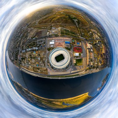 Volgograd, Rusya - 19 Eylül 2020 ROTOR Stadyumu. Mamayev Kurgan. Gün batımında hava manzarası. Düş! 360 derece gökyüzü panoramik asteroidi