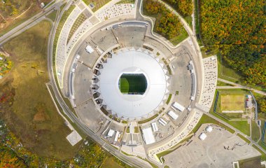 Samara, Rusya - 20 Eylül 2020: Dayanışma Arena (Nisan 2021 'e kadar Samara Arena), 2018 FIFA Dünya Kupası için özel olarak inşa edilen futbol stadyumu. Hava görüntüsü. Düş
