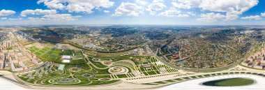 Krasnodar, Rusya - 29 Ağustos 2020: Pakr Krasnodar ve Krasnodar Futbol Stadyumu. Yaz mevsimi, hava manzarası. Panorama 360