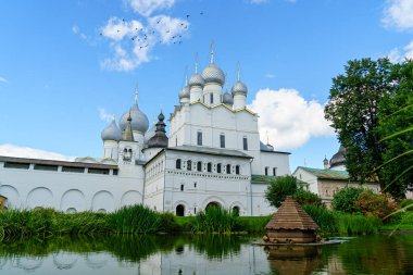 Rostov, Rusya. Kremlin 'deki İsa' nın Dirilişi Kilisesi. Gölet. Rostov Kremlin