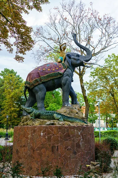 Krasnodar Russia Agosto 2020 Ragazzo Indiano Con Elefante Coccodrilli Piazza — Foto Stock